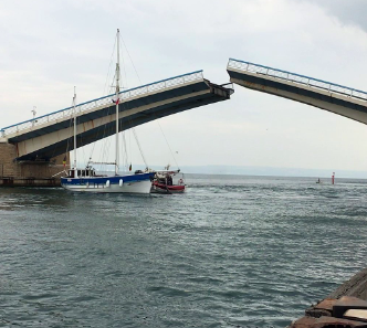 Pont levé pour bateau